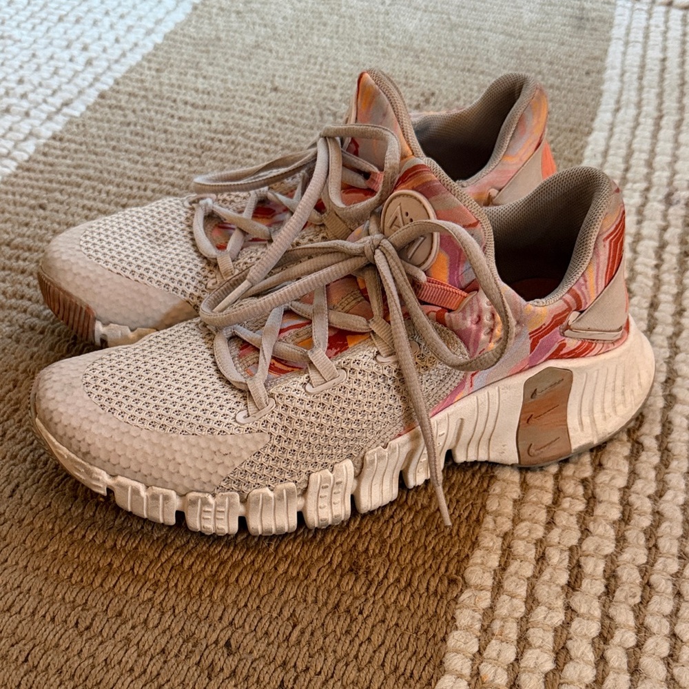 Nike Metcon Women's Beige and Coral Sneakers